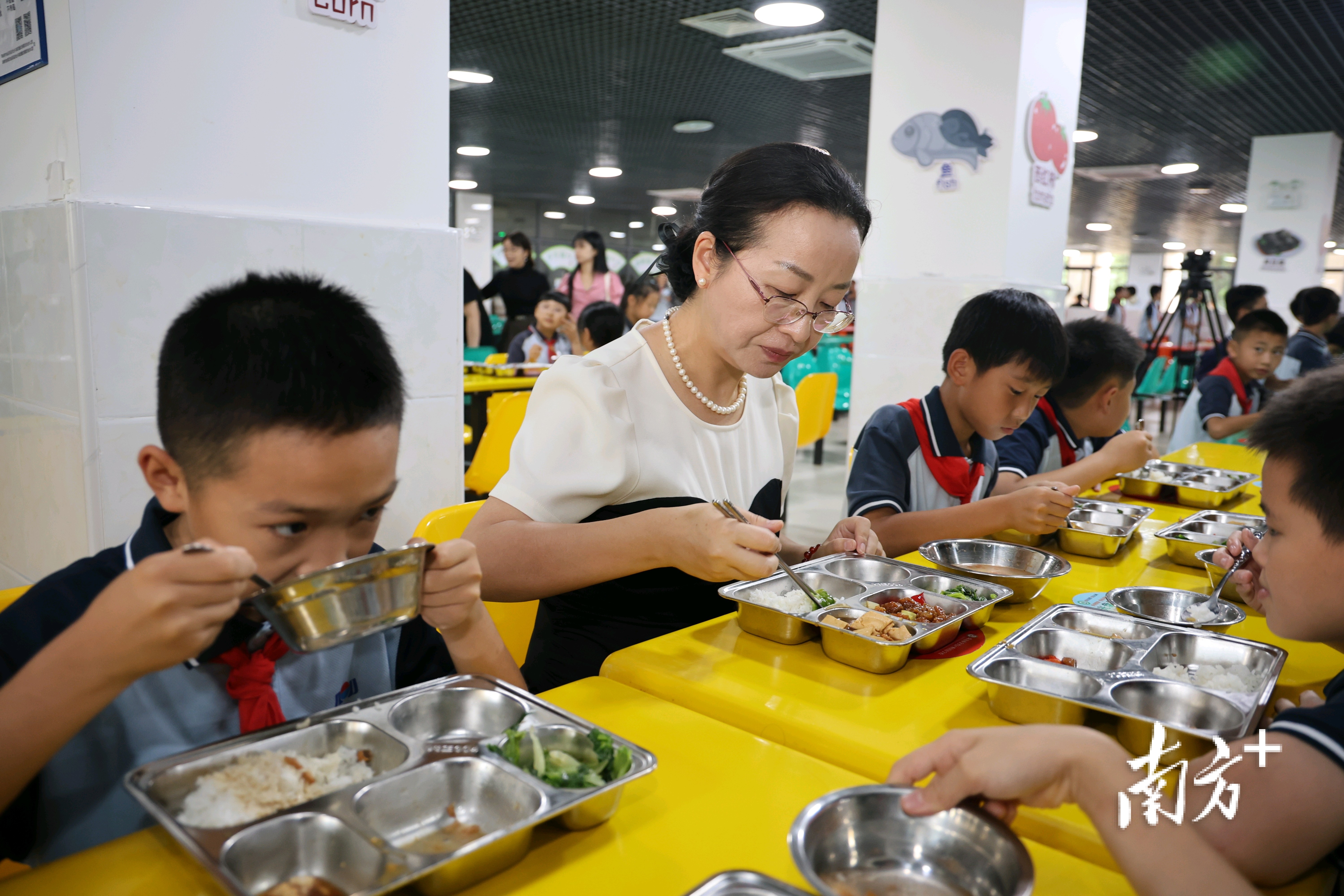 金湾区外国语学校老师和同学们一同用餐。&nbsp;