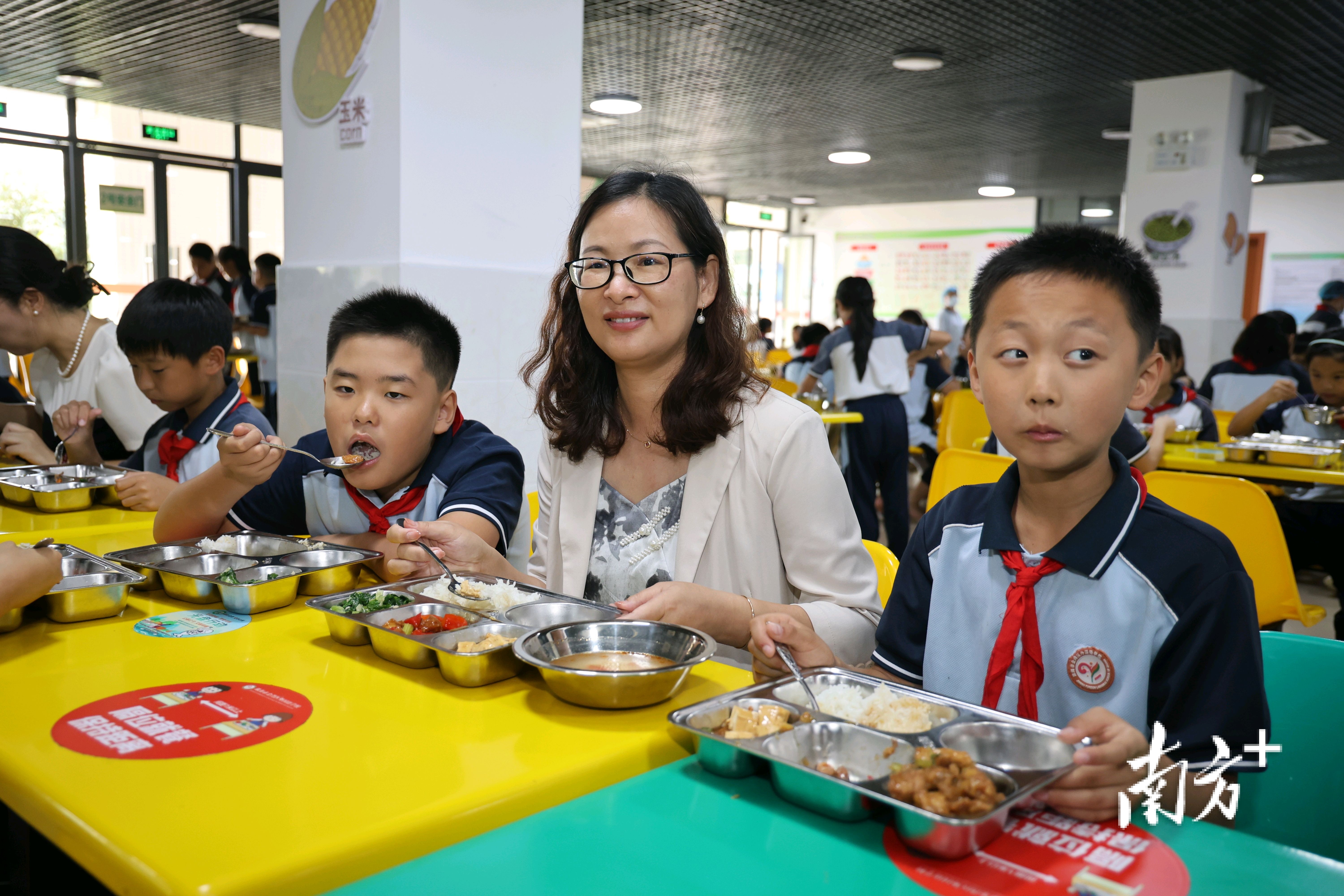 金湾区外国语学校老师和同学们一同用餐。