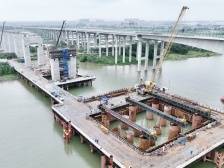 深江铁路跨虎跳门水道主桥首节钢围堰顺利下水