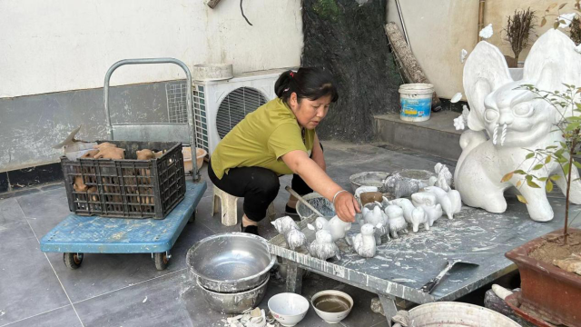 正在浇浆的六营村村民孟乃琴。李瑞雪摄