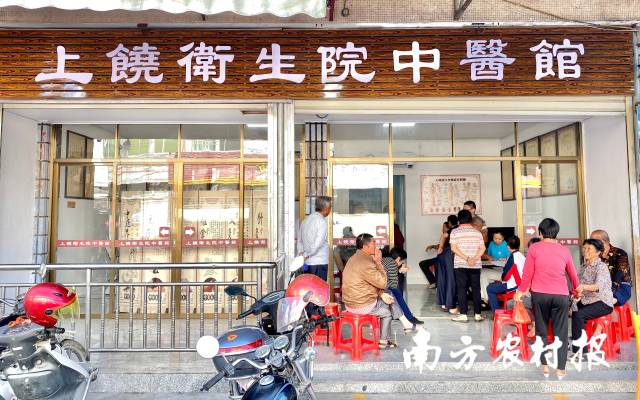 饶平上饶卫生院中医馆每天前来寻医问诊的群众络绎不绝。