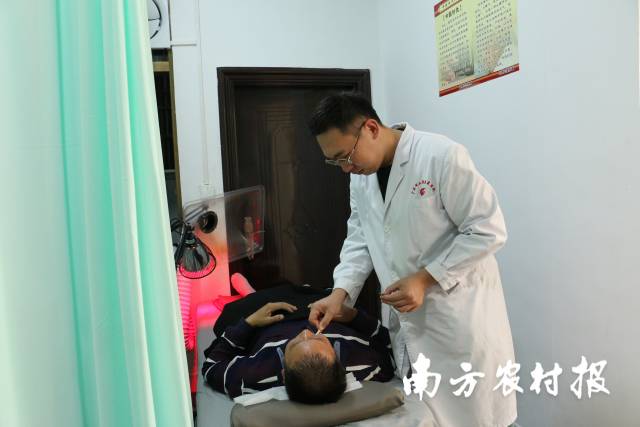 广东省工伤康复医院黄伟添医生在中医馆接诊。