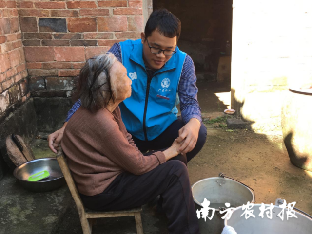 “双百”社工定期入户探访独居特困老人,提供社会心理支持,缓解其孤独情绪。 “双百”社工定期入户探访独居特困老人,提供社会心理支持,缓解其孤独情绪。