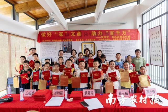 活动还为孩子们颁发“最佳表演奖”。