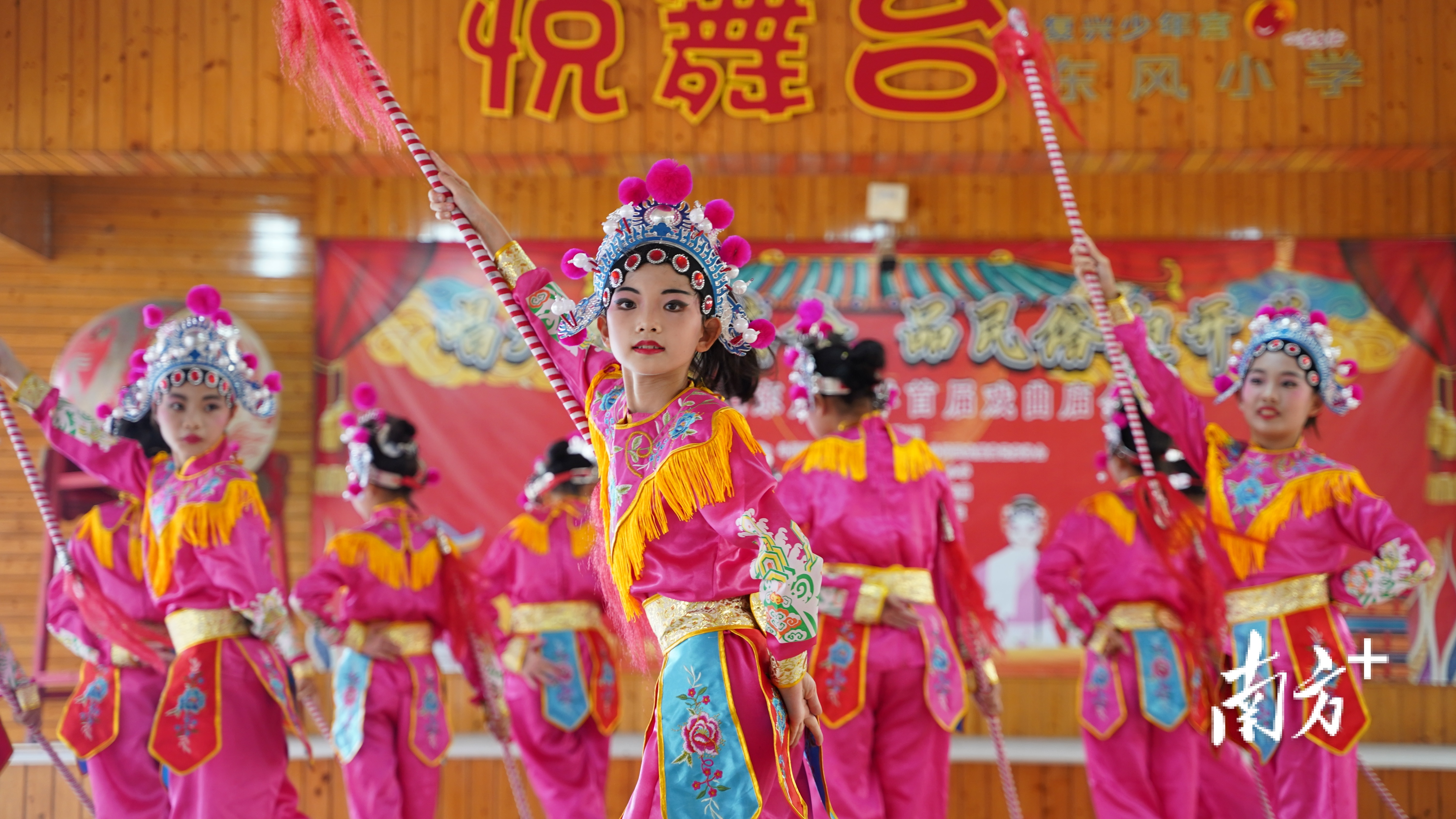 斗门小学生表演戏曲节目。  南方+ 关铭荣 拍摄