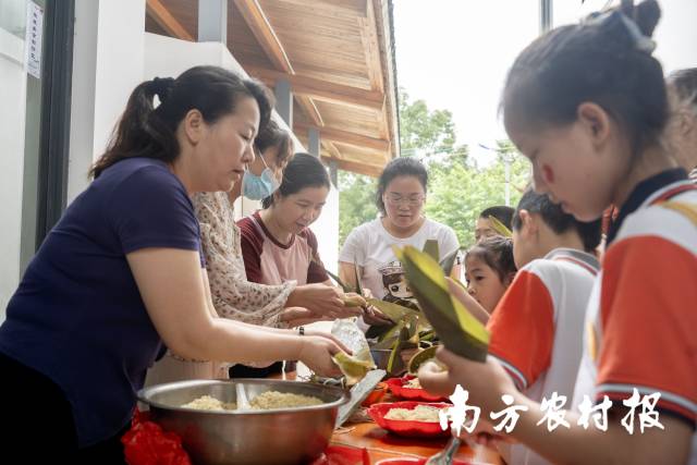 亲子时光：一起动手包粽子。