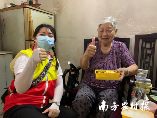 老人为东莞“民生大莞家”志愿者的送餐服务点赞。 老人为东莞“民生大莞家”志愿者的送餐服务点赞。