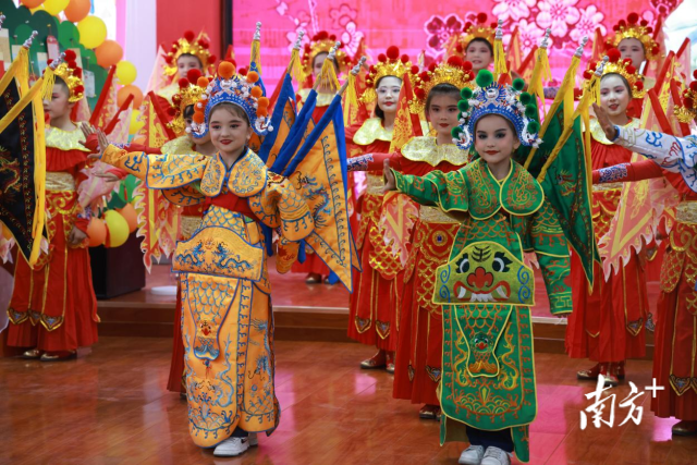 戏曲舞蹈等优异传统横蛮，丰硕了孩子们的童年生涯。