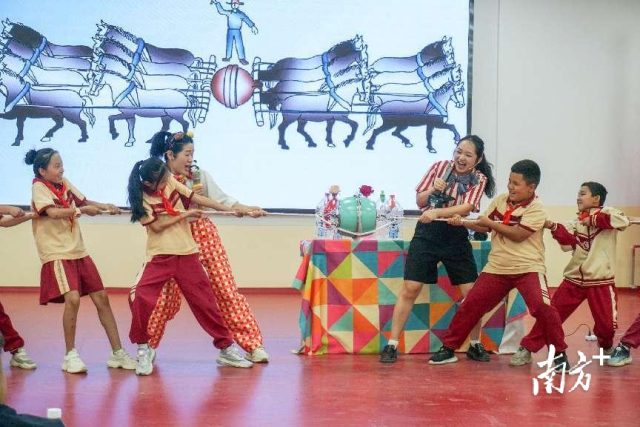 学生们踊跃参与科普游戏。 学生们踊跃参与科普游戏。