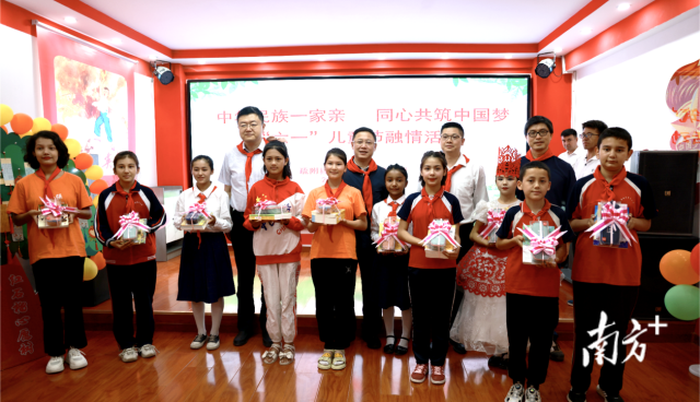 前指向导代表广东援疆为明德小学学生赠予儿童节礼物。