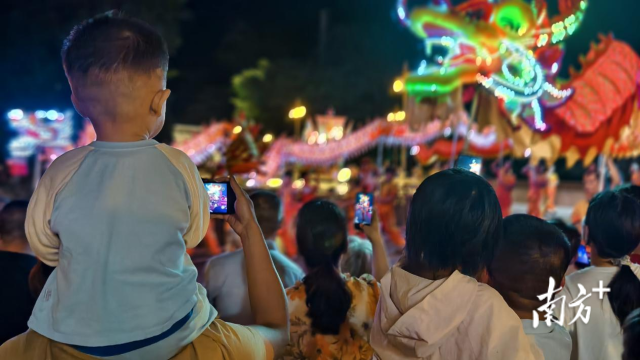 △万人空巷。延续白天活动的信宜飘色、六双花灯和舞龙、舞狮、汉服、烟花展演等，将“享李季”活动推向高潮。