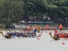 晴天艳阳，广州龙舟活动热闹非凡