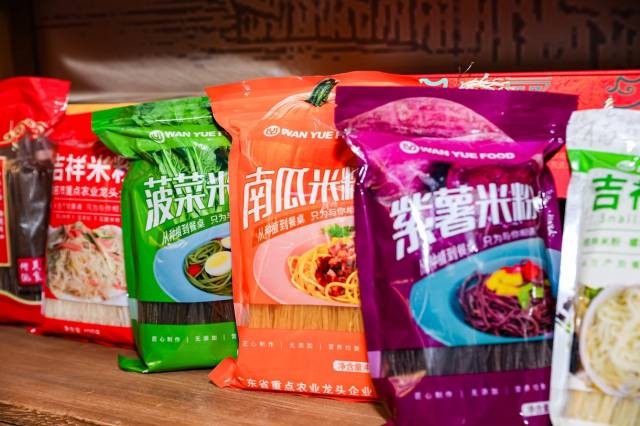茂名市万粤食品有限公司生产出20多种米粉产品，供应茂名1000多家餐厅门店。吴秒衡 摄