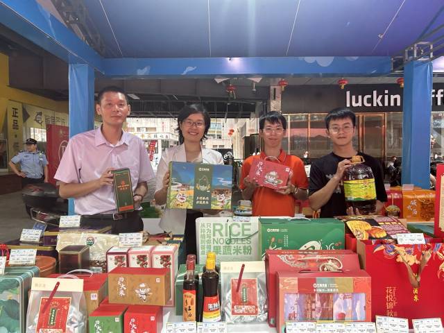 2023年，工作队带着鳌头特色农副产品参加茂名市驻镇帮镇扶村暨茂名市土特产展示展销活动。受访者供图