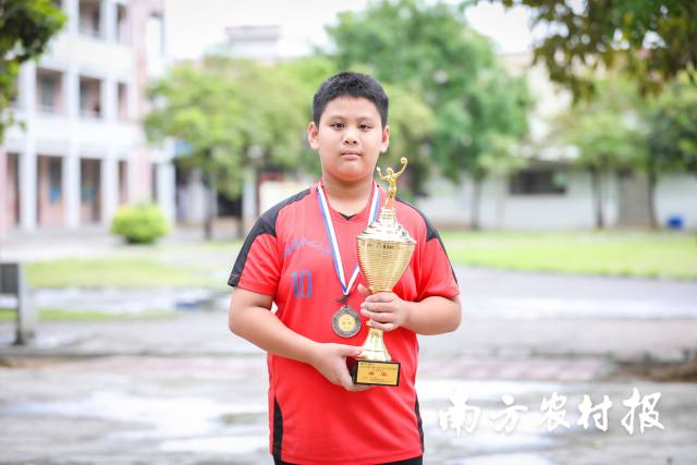 朱嘉豪往年12岁，5岁从巴西归来时还不太会讲中文。如今他已经是学校排球队主力之一。