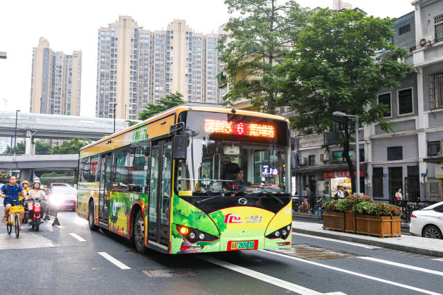 主题公交途经越秀、河汉、荔湾三区，估量触达382万人。