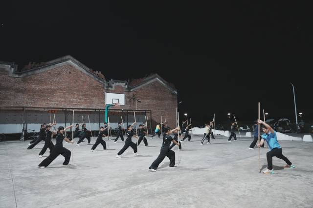 每周五、周六、周日晚上，孩子们都会聚集在官地村的广场上，练习鳌头洪拳。柯学潜 摄