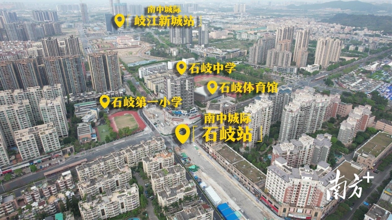 车站所在路口被石岐中学、石岐第一小学、石岐体育馆及居民住宅“包围”。 南方+ 陈少宏 拍摄