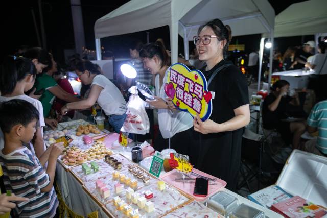 飞马夜市带动周边村民在家门口创业就业。受访者供图