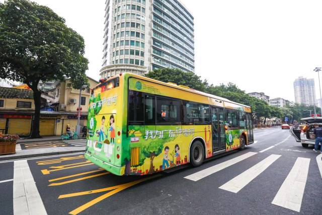 “我为广东种棵树”主题公交，将绿美风气传递到都市的各个角落。