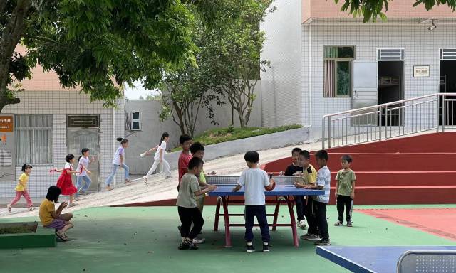 午餐后,学生们在运动设施自由活动。 午餐后,学生们在运动设施自由活动。