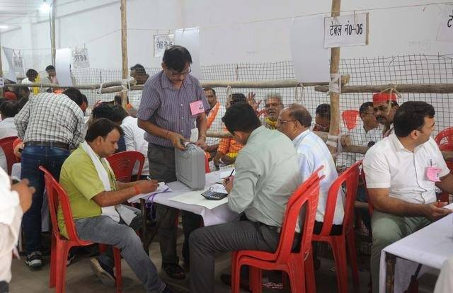 △4日，在印度勒克瑙，选举工作人员进行计票。