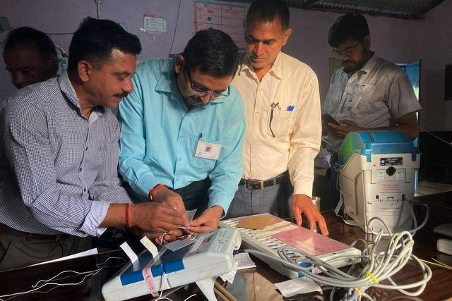 △6月1日，工作人员在印度达兰萨拉附近一处投票站进行准备工作。