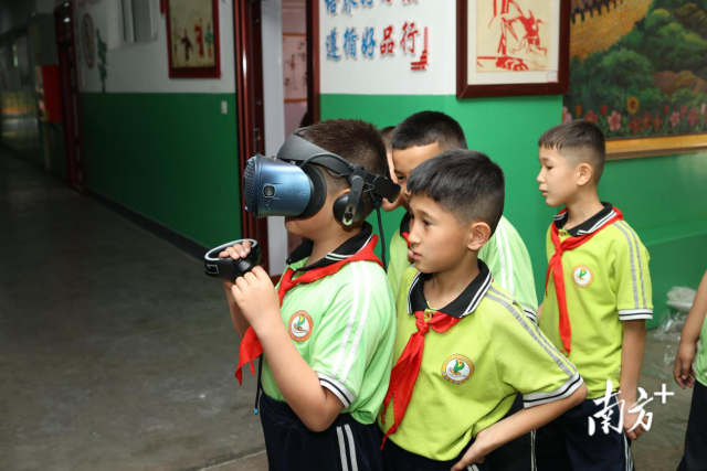 孩子们通过捐赠的VR设备，学习中医药相关知识。
