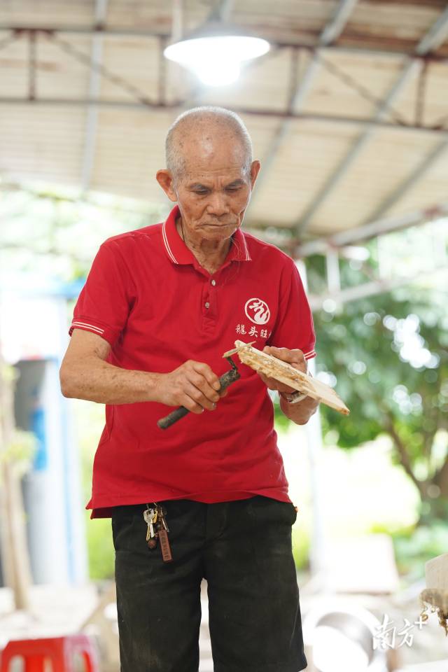 在制作龍舟的過程中，李保安認(rèn)真做好每個細(xì)節(jié)。