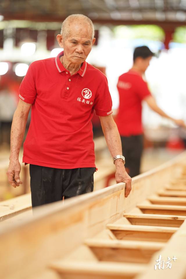 88歲的李保安每天都到龍舟廠，做好技術(shù)指導(dǎo)和質(zhì)量把關(guān)。