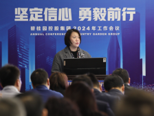 杨惠妍再谈“家族”，还提到了父亲的一幅字