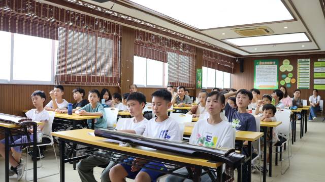 韩山书院古琴研修班导师马晓虹为报名的孩子们带来了古琴演奏。