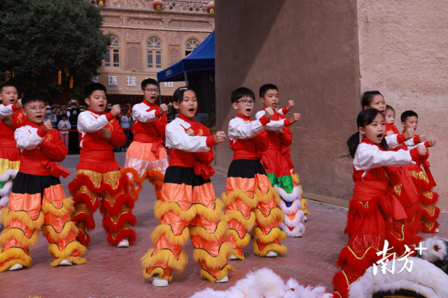 “小醒狮”为游客们带来咏春拳饰演。