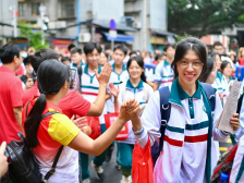 直击广东高考首日：少年们沉着奔赴梦想，考场外这一幕幕令人动容