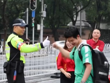 广州考点外的“好运铁骑”：对每个考生都说一声“祝你好运”