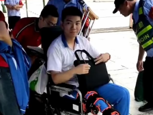为梦想拼搏的样子真帅！广大附中考点为坐轮椅考生启用备用考场