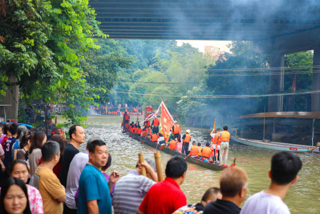 小洲村“招景”当日，细涌岸上满是村民和游客，热闹的氛围感染着每一个观众。