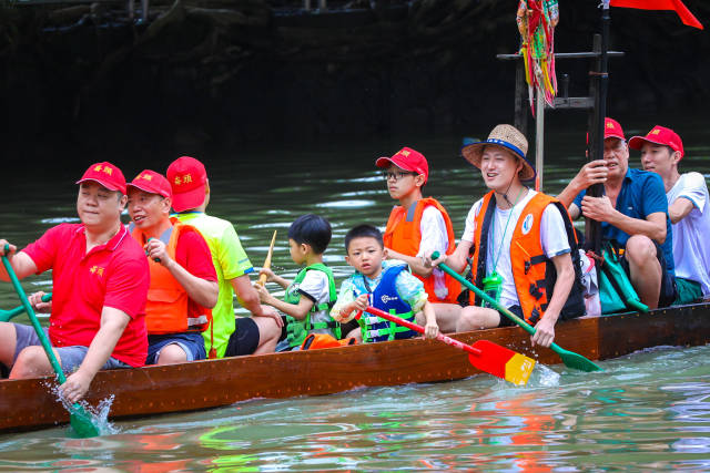 仑头村与小洲村只一河之隔，村民带着孩子前来“趁景”。