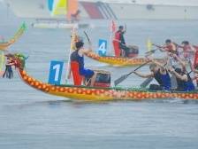 视频｜乘风破浪！大湾区18支龙舟队迎风雨海上竞渡