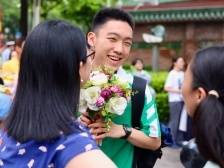 一份特殊的礼物！高考结束，考生收到妈妈博士毕业时的花束