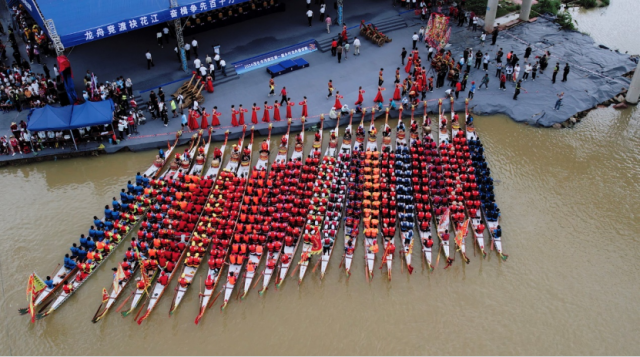 龙舟邀请赛的参赛队伍们正在候场