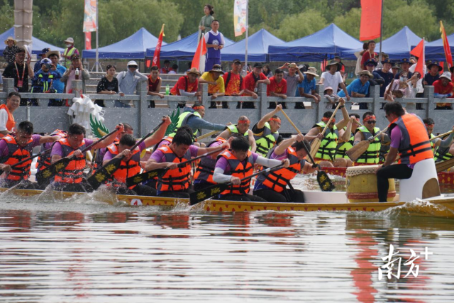 广东援疆队龙舟队员拼尽全力划桨。摄影 钟修程