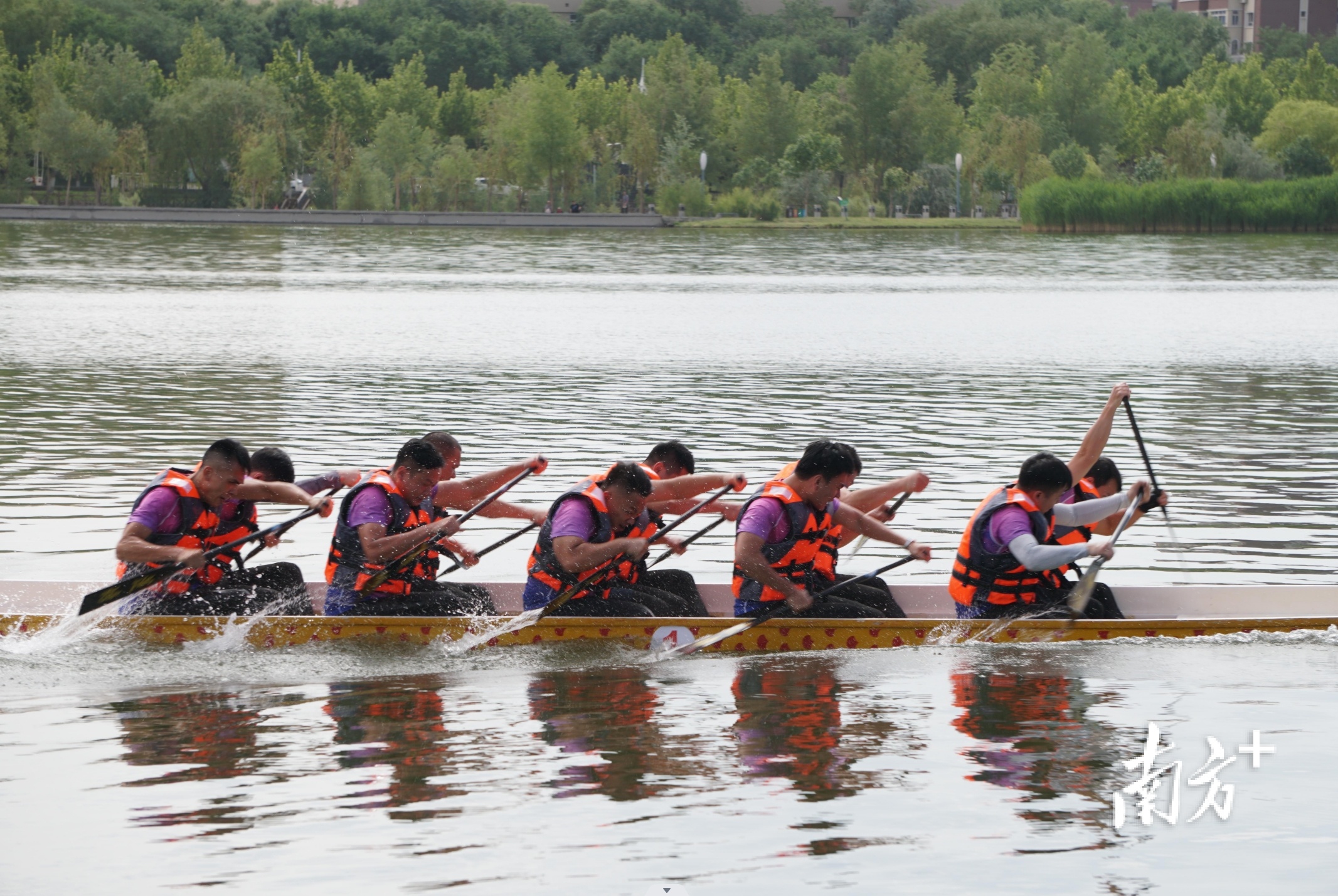 广东援疆队龙舟队员拼尽全力划桨。摄影 钟修程