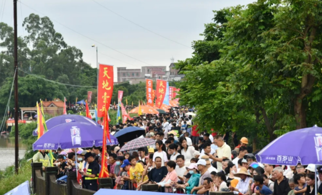 袂花江岸边的观赛村民们（图片来源：茂名日报）