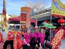 非洲也扒龙舟了！水中旱地的都有！