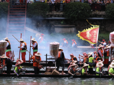 视频 | 80余艘龙舟来“探亲”！广州天河CBD上演龙船招景