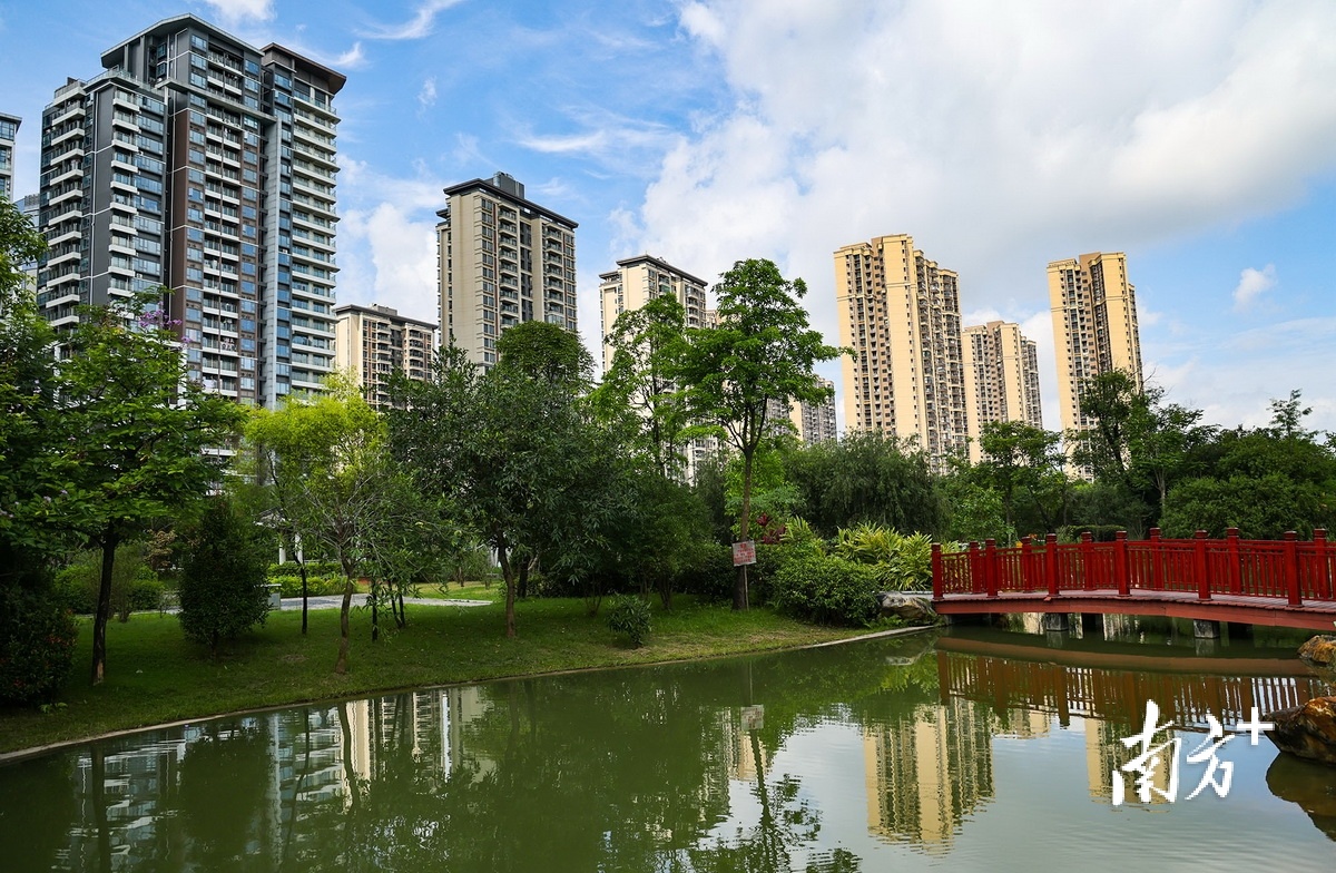 在新港社区，一栋栋商业综合体拔地而起，一个影响港口镇乃至中山服务业的商圈自此成形。  南方+ 叶志文 拍摄