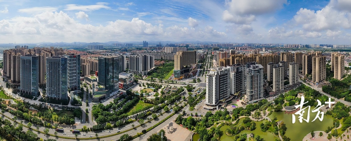 在新港社区，港澳乡亲投资建设的商业高楼矗立中心，粤港澳青年创新创业基地蓬勃发展。  南方+ 叶志文 拍摄