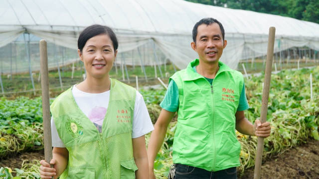 汕头市澄海区金佳顺生态种养专业合作社理事长金卓满（右）