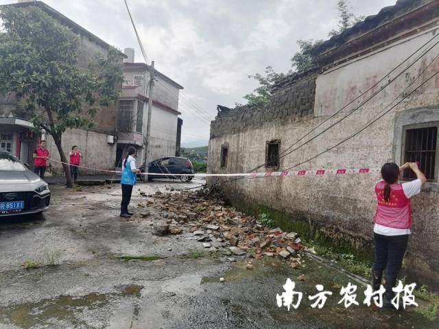 新坣村党员干部排查安全隐患，在房屋倒塌点迅速拉起警戒线。